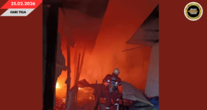 DUA BUAH RUMAH DI KAMPUNG SAMPADI ANGUS LENGIS KETEGAL PENUSAH ANGUS