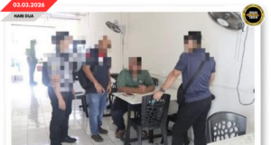 SIKU LELAKI DITANGKAP KETEGAL DIPELABA BISI KAUL BEJUDI ONLINE DI BAU