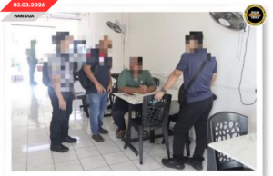 SIKU LELAKI DITANGKAP KETEGAL DIPELABA BISI KAUL BEJUDI ONLINE DI BAU