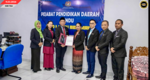 MIMI GRIFFORD ANAK ADOT DIPADU NYADI PENULUNG KANAN PENTADBIRAN SMK SEMATAN