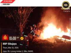 Sebuah Mitsubishi Triton angus lengis ba penusah aksiden, ngelantak pun kayu