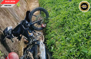 Siku orang ke ngena mutosikal bebadi nyawa pengudah aksiden enggau pikap