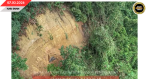 PENUSAH TANAH TUSUR KE NYADI NGERUGA TIGA BUAH RUMAH BA KAMPUNG BUKIT KOTA