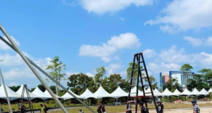 Pengawa nyediaka diri ungkup Bazaar Gawai Dayak & Festival Etnobudaya 2026