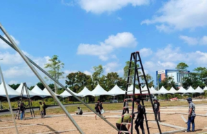 Pengawa nyediaka diri ungkup Bazaar Gawai Dayak & Festival Etnobudaya 2026