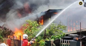 KUDAT, 16 APR — Lapan buah rumah angus ba penusah angus ke nyadi ba Kampung Gumpa, pagi tadi, ngujungka siku lelaki beumur 46 taun bakal ketegal angus.
