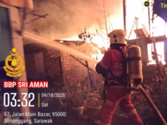 Dua buah rumah angus ba Kampung Hulu Lemanak