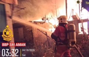 Dua buah rumah angus ba Kampung Hulu Lemanak