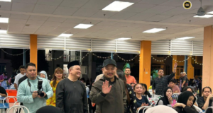 Penatai Royston kelai sukung ngagai Bazar Malam UiTM
