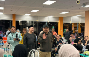 Penatai Royston kelai sukung ngagai Bazar Malam UiTM