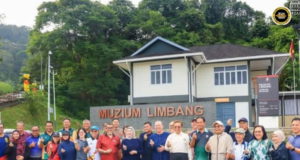 Premier Sarawak nguluka program bejalai kaki laju (brisk walk) ba Tebing Ai Limbang