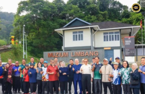 Premier Sarawak nguluka program bejalai kaki laju (brisk walk) ba Tebing Ai Limbang