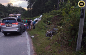 Entukar pikap betempuh enggau mutosikal ngujungka siku bebadi