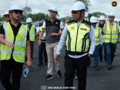 Direktor JKR Sarawak meresa penyikap pengawa bejadika Jematan Batang Lupar 1