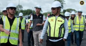 Direktor JKR Sarawak meresa penyikap pengawa bejadika Jematan Batang Lupar 1
