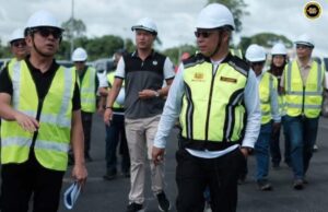 Direktor JKR Sarawak meresa penyikap pengawa bejadika Jematan Batang Lupar 1