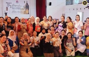 Woksyop Seni Resin Mukah Nyadi Pelasar Ngemansangka Bakat Seni Kreatif Menua