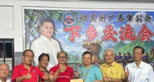 Gerempung Kwong Wai Siew negapka penyerakup, nyadi penyambung entara rayat enggau perintah