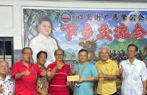 Gerempung Kwong Wai Siew negapka penyerakup, nyadi penyambung entara rayat enggau perintah
