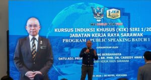 Direktor Kereja Raya Sarawak ngemeratka pengawa bejaku ba mua mayuh