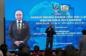 Direktor Kereja Raya Sarawak ngemeratka pengawa bejaku ba mua mayuh