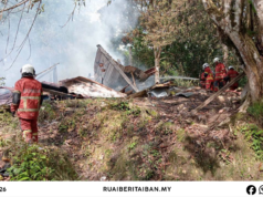Sebuah rumah kayu dua ringkat angus lengis di Batu 7, Jalai Bintulu-Miri,
