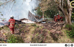 Sebuah rumah kayu dua ringkat angus lengis di Batu 7, Jalai Bintulu-Miri,