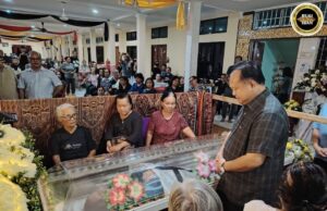 Pemidang Niang Datuk Douglas Sullang nyadi pengelenyau besai ngagai Sarawak — Nanta