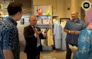 Direktor Opis Kereja Raya Sarawak nyukung produk orang dagang menua tu