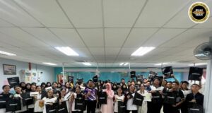 Nembiak SMK Ulu Layar enggau Pom 4 MRSM Betong nerima pemeri tablet ari Datuk Gerald Rentap