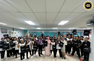 Nembiak SMK Ulu Layar enggau Pom 4 MRSM Betong nerima pemeri tablet ari Datuk Gerald Rentap