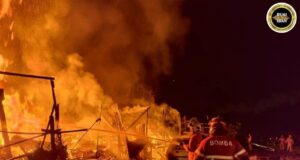 Lima buah dampa angus di Sungai Plan demalam