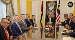 Premier Sarawak Nerima Penemuai Basa ari BlackBerry enggau UKM, Negapka Kerejasama Teknologi Strategik
