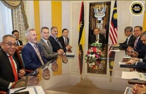 Premier Sarawak Nerima Penemuai Basa ari BlackBerry enggau UKM, Negapka Kerejasama Teknologi Strategik