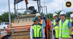 Direktor JKR Sarawak bejalaika pengawa matau projek ba Bagi Menua Samarahan enggau Bagi Menua Sri Aman
