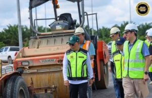 Direktor JKR Sarawak bejalaika pengawa matau projek ba Bagi Menua Samarahan enggau Bagi Menua Sri Aman