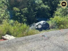 Proton Saga aksiden di Bukit Aguk, deriba pedis ba bau enggau belakang muai ari kanan