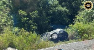 Proton Saga aksiden di Bukit Aguk, deriba pedis ba bau enggau belakang muai ari kanan