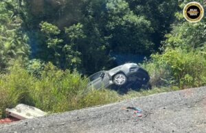 Proton Saga aksiden di Bukit Aguk, deriba pedis ba bau enggau belakang muai ari kanan