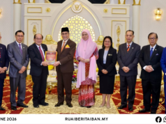 TYT Yang di-Pertua Negeri Sarawak, enggau bini iya nerima penemuai basa ari Komiti Besai Pengerami Makai Lemai Gawai Dayak 2026