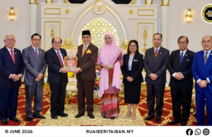 TYT Yang di-Pertua Negeri Sarawak, enggau bini iya nerima penemuai basa ari Komiti Besai Pengerami Makai Lemai Gawai Dayak 2026