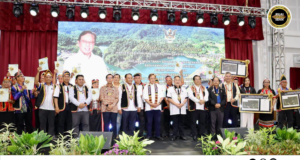 Perintah Sarawak Nyerahka 2,109 Surat Pala Tanah Seksyen 18 KTS ungkup sitak DUN Tasik Biru