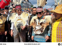 Premier Sarawak nyereta pengawa bejalai bebala mayuh Niti Daun 2026 di Kuching