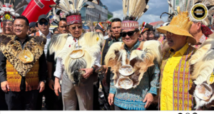 Premier Sarawak nyereta pengawa bejalai bebala mayuh Niti Daun 2026 di Kuching
