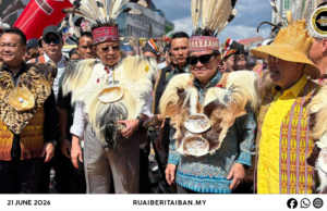 Premier Sarawak nyereta pengawa bejalai bebala mayuh Niti Daun 2026 di Kuching
